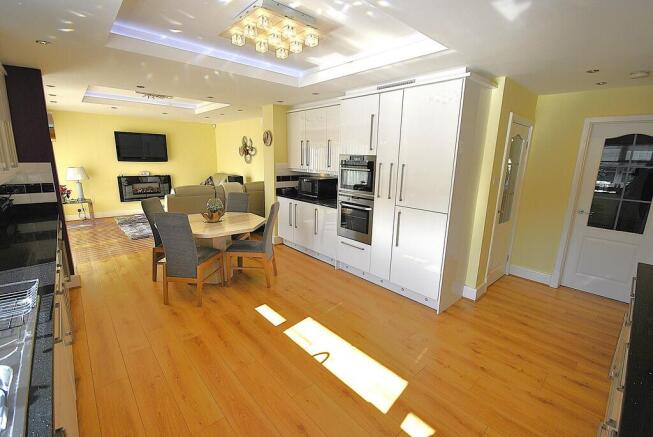 5 bed Detached for sale Image 9