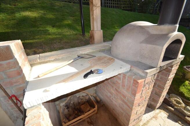 Sheltered Entertainment Area - Oven