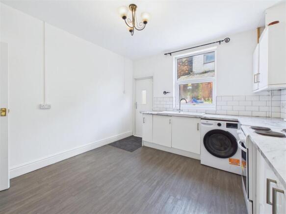 3 bed Terraced to rent Image 8