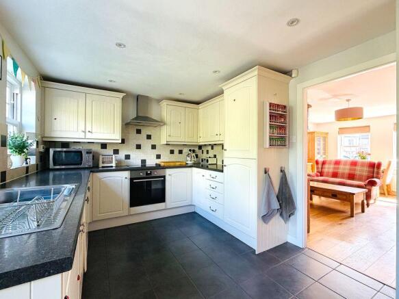 4 bed Semi-Detached for sale Image 9