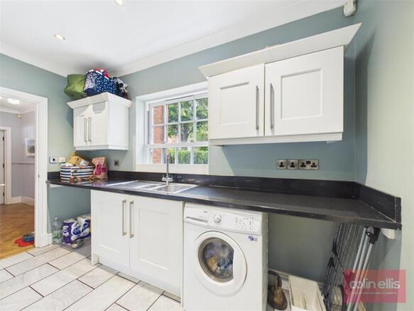 5 bed Detached for sale Image 8