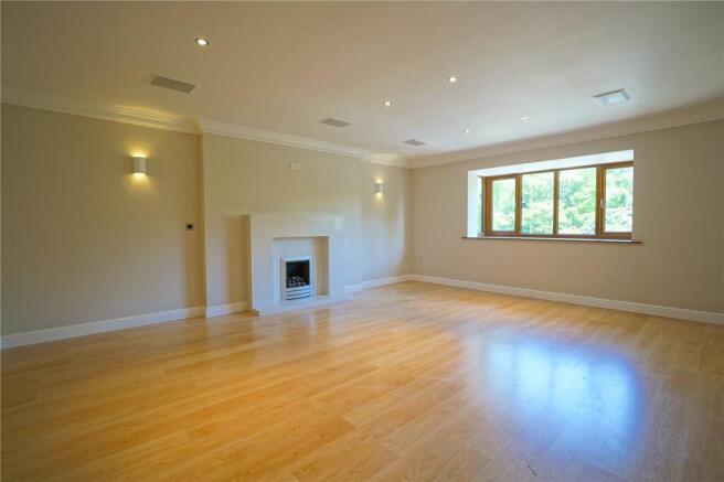 6 bed Detached for sale Image 11