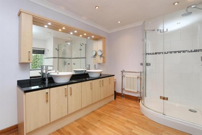 Master ensuite2.jpg