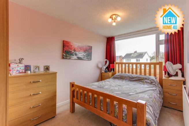 MAIN BEDROOM: