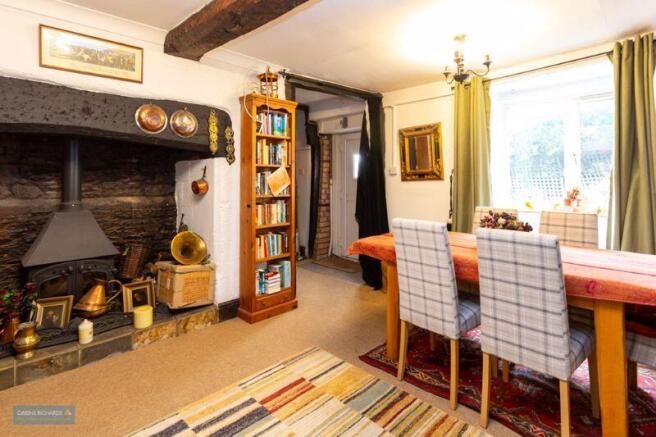 Sitting Room/Dining Area