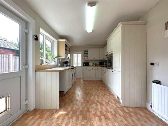 Generous Fitted Kitchen 091