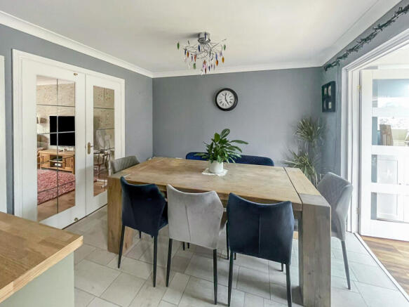 4 bed Detached for sale Image 7