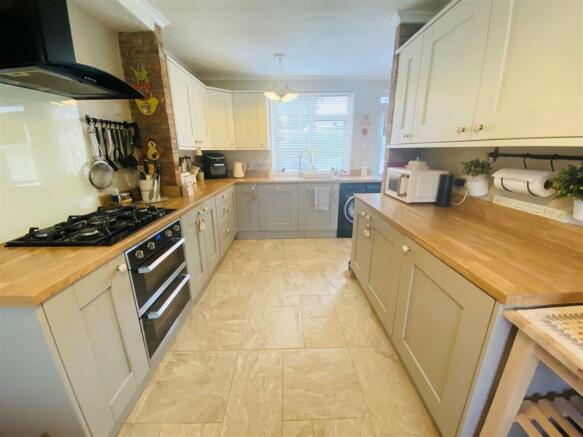 Kitchen/ Dining Room