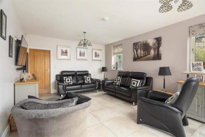 4 bed Detached to rent Image 6