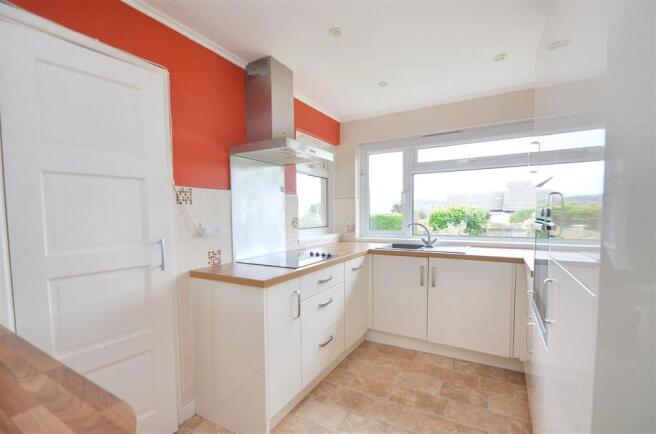 FITTED KITCHEN