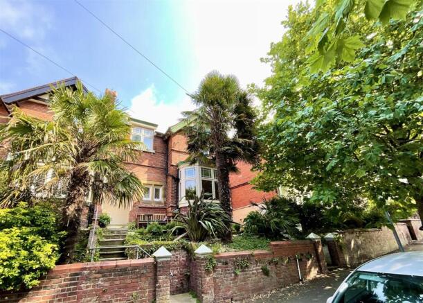 5 bed House for sale Image 7