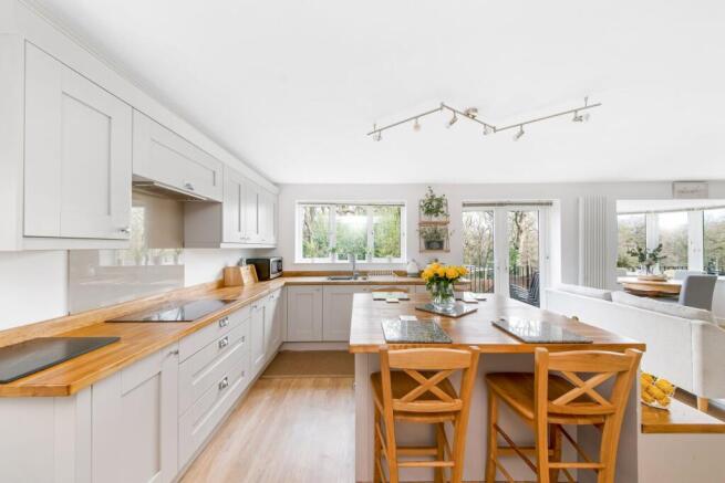 OPEN-PLAN DINING KITCHEN - KITCHEN AREA