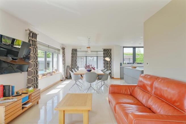 4 bed Detached to rent Image 10