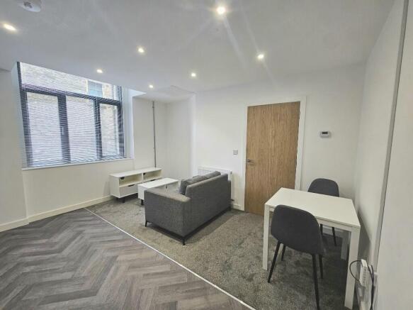 2 bed Apartment to rent Image 4