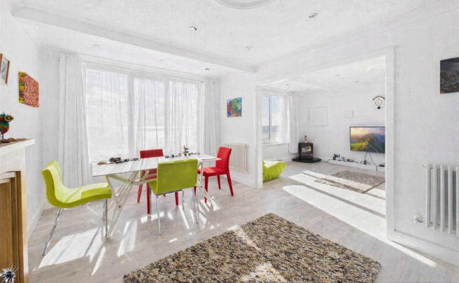 Lounge/Dining Area