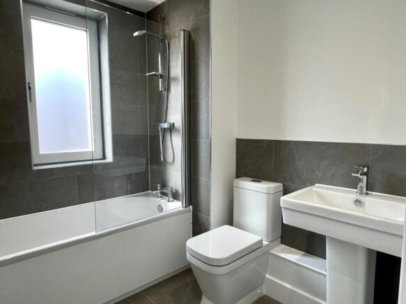4 bed Town House to rent Image 4