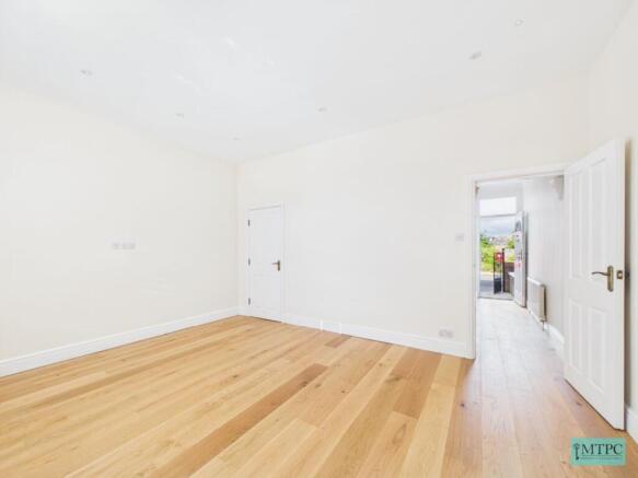2 bed Terraced to rent Image 12