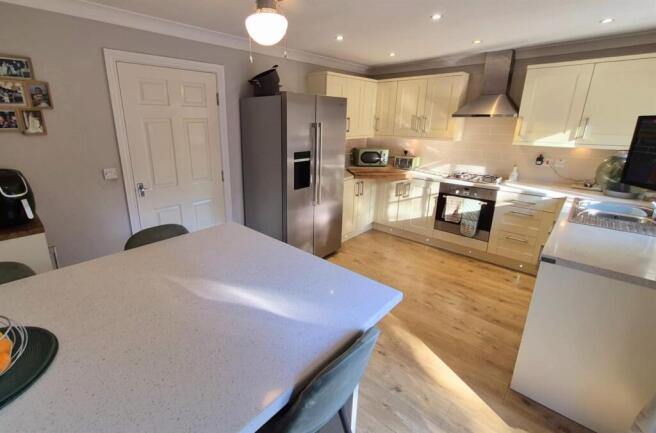 5 bed Town House for sale Image 6