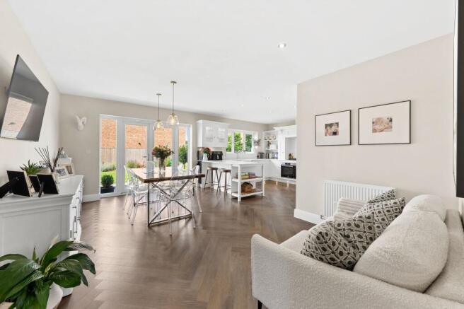 5 bed Detached for sale Image 7