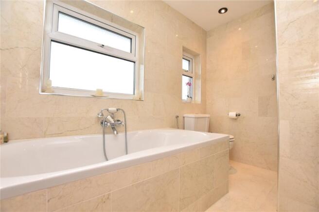 4 bed Detached for sale Image 8