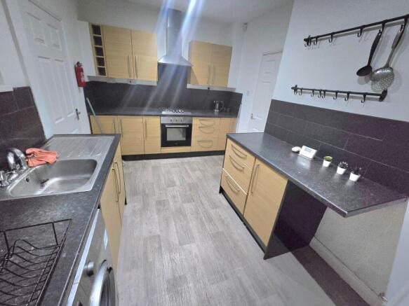 4 bed Semi-Detached to rent Image 4
