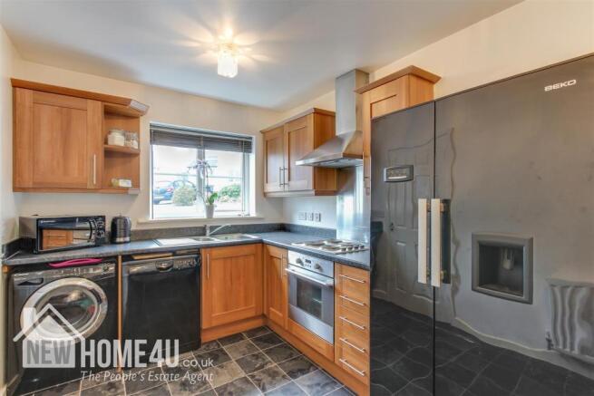 KITCHEN / BREAKFAST ROOM:
