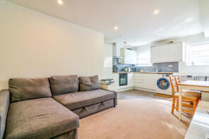 9, Windsor Court, Rugby CV21 3BH