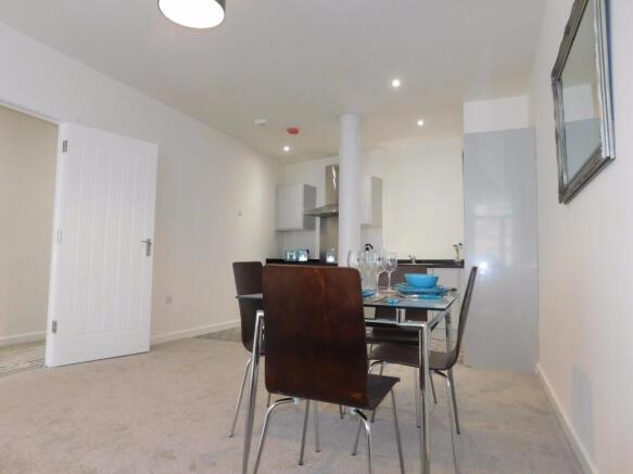 2 bed Apartment to rent Image 4