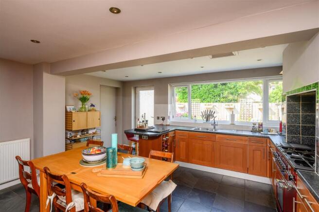 5 bed Semi-Detached for sale Image 2