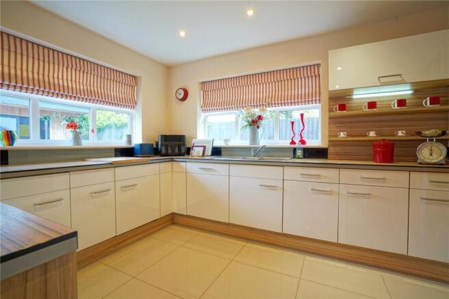 5 bed Detached for sale Image 6