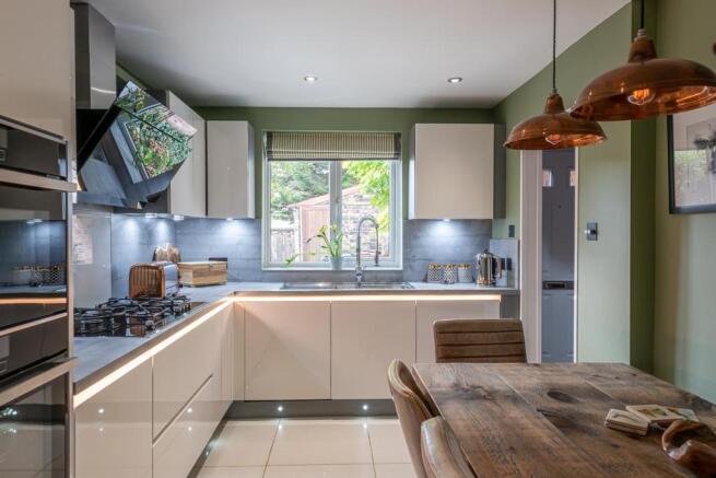 KITCHEN/DINING ROOM