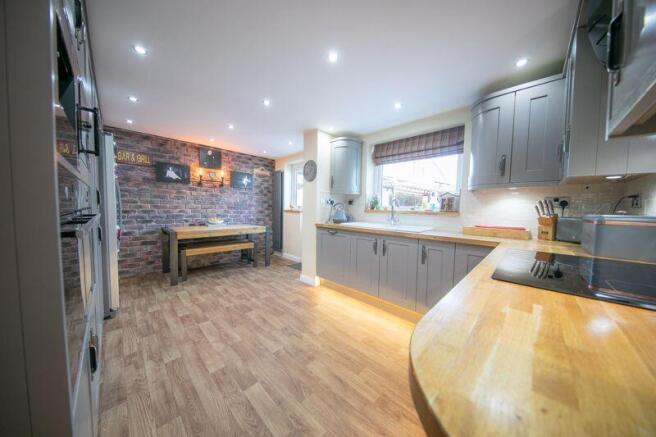 Kitchen & breakfast room