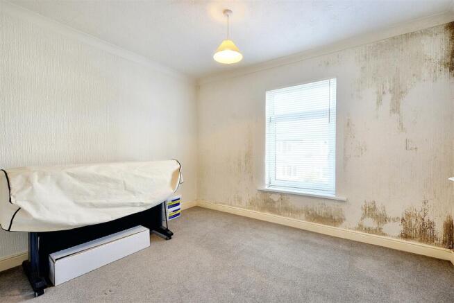 Bedroom 1_1.jpg