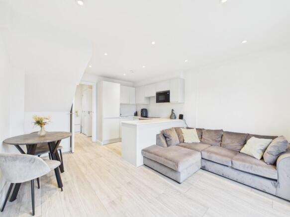 CAM04018G0-PR0445-STILL009