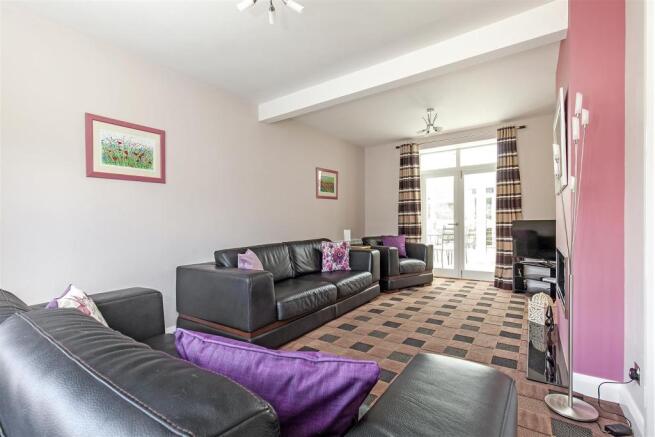 12 Riverside Crescent-13.jpg