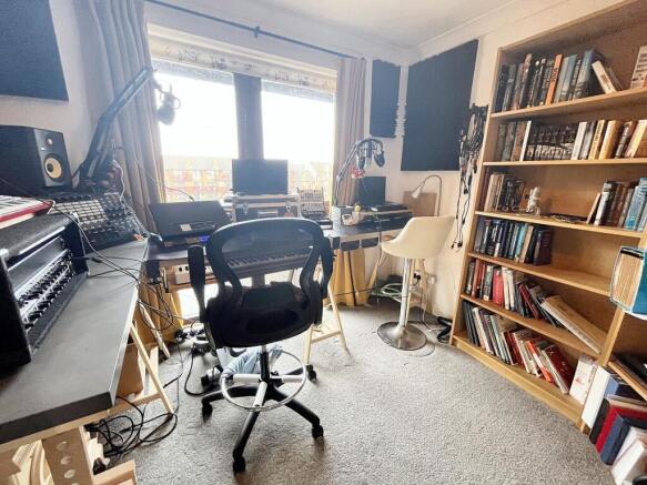 Bedroom / Study