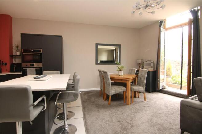 3 bed Flat for sale Image 5