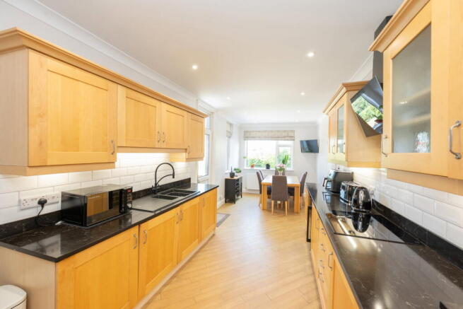 5 bed Detached for sale Image 6