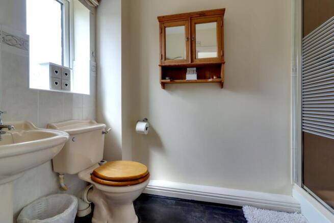 22. Ensuite to bed 2