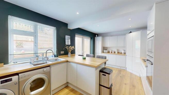 4 bed Semi-Detached for sale Image 2