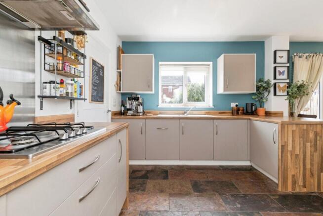 4 bed Detached for sale Image 8