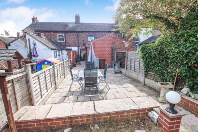 ENCLOSED REAR GARDEN