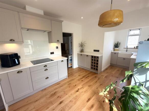 Kitchen 2.jpeg
