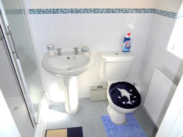 EN-SUITE SHOWER ROOM