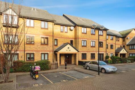 Riverside Close, London, E5