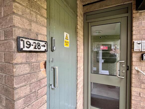 3 bed Flat for sale Image 8