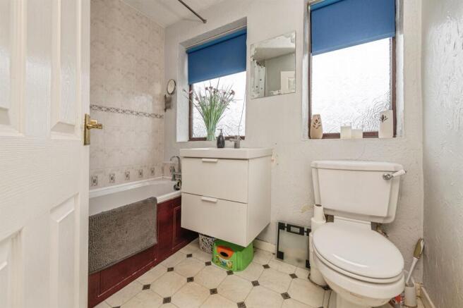 2 bed Semi-Detached Bungalow to rent Image 5