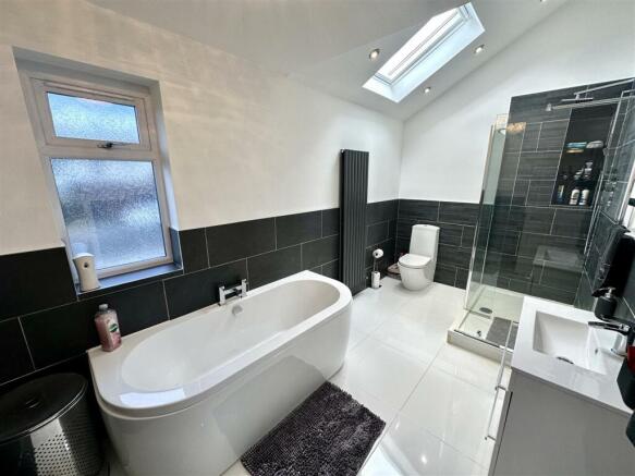 EN-SUITE BATHROOM
