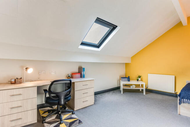 4 bed House to rent Image 9