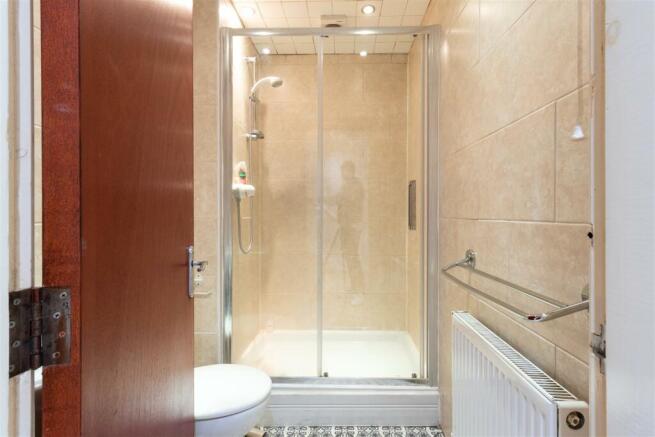 7 bed House to rent Image 9